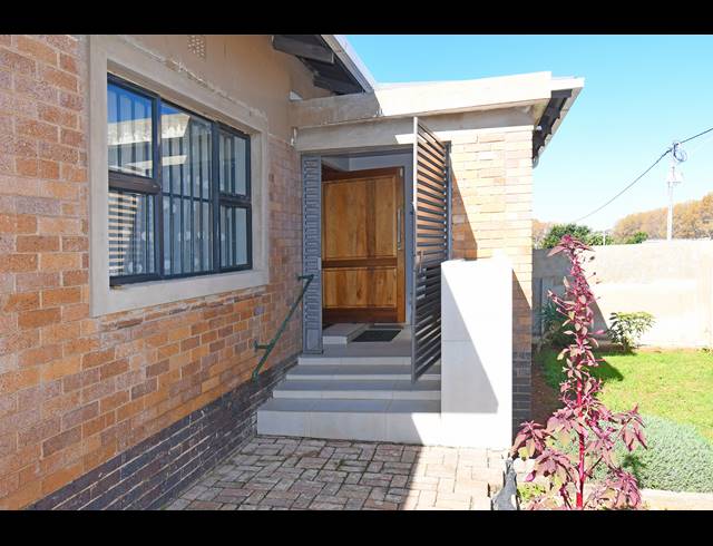 3 BEDROOM HOUSE FOR SALE IN MAYFAIR WEST